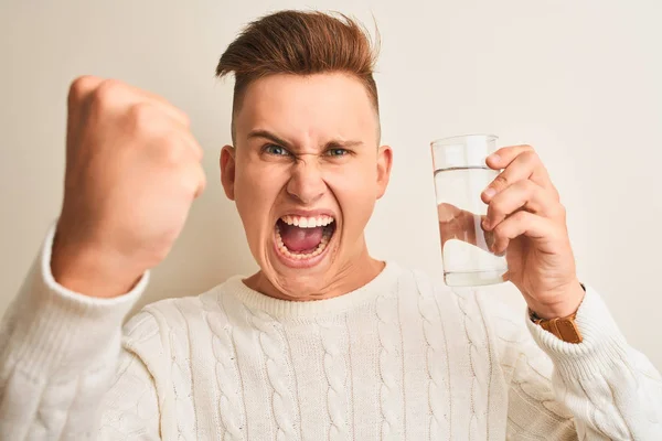 Joven Hombre Guapo Bebiendo Vaso Agua Pie Sobre Fondo Blanco — Foto de Stock