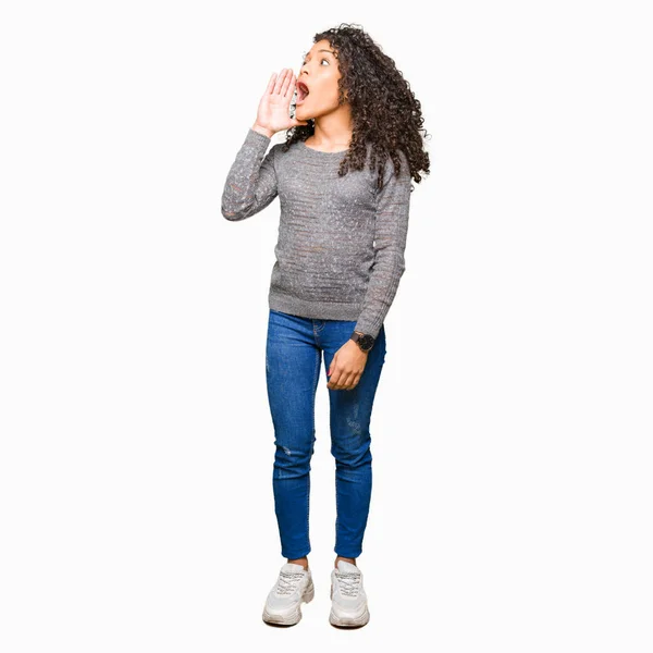 Joven Hermosa Mujer Con Pelo Rizado Usando Suéter Gris Gritando — Foto de Stock