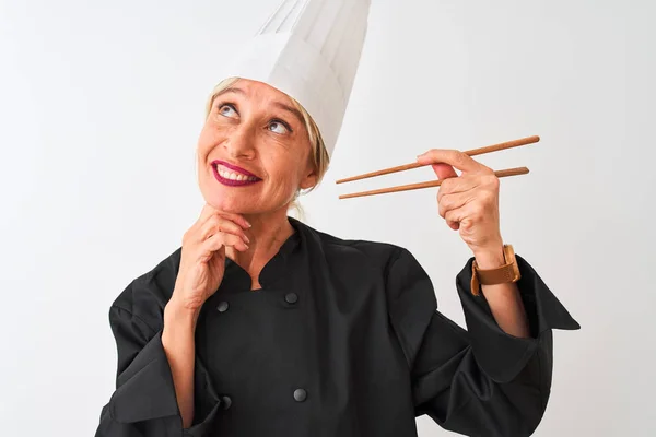 Orta Yaşlı Aşçı Kadın Elinde Yemek Çubuklarıyla Soyutlanmış Beyaz Arka — Stok fotoğraf