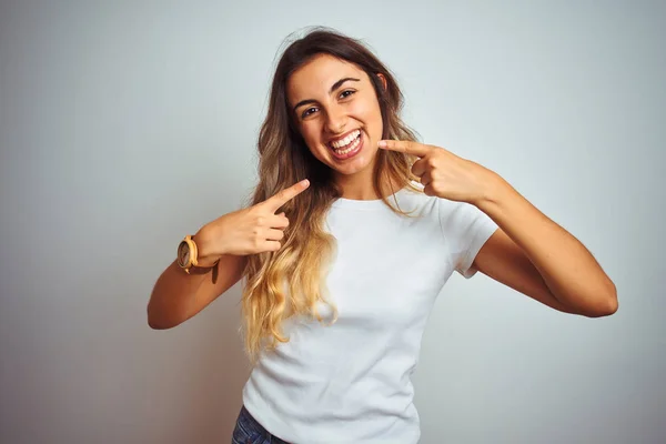 Jovem Mulher Bonita Vestindo Casual Shirt Branca Sobre Fundo Isolado — Fotografia de Stock