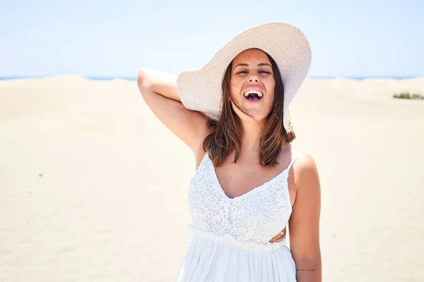 Jonge Mooie Vrouw Glimlachend Gelukkig Genieten Van Zomervakantie Maspalomas Duinen — Stockfoto