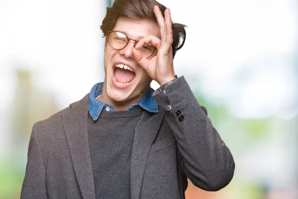 Młody Przystojny Biznesmen Okularach Białym Tle Robi Gest Ręką Uśmiechając — Zdjęcie stockowe