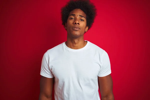 Ung Amerikansk Man Med Afro Hår Bär Vit Shirt Stående — Stockfoto