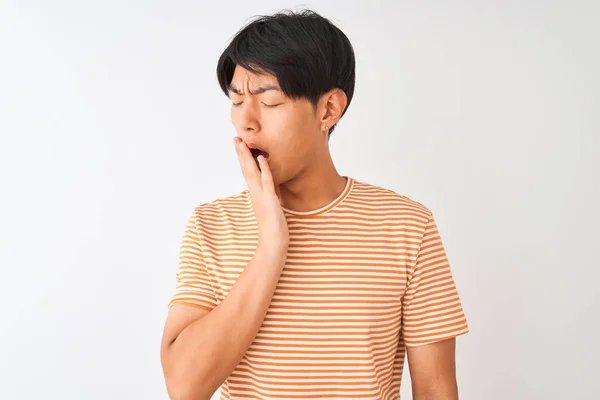 Jovem Chinês Vestindo Camiseta Listrada Casual Sobre Fundo Branco Isolado — Fotografia de Stock