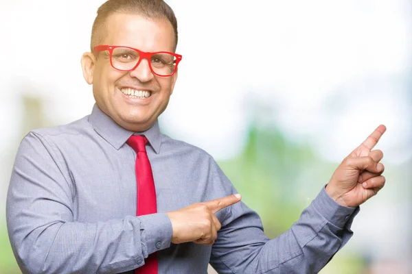 Średnim Wieku Emiraty Człowiek Okularach Czerwony Moda Białym Tle Uśmiechając — Zdjęcie stockowe