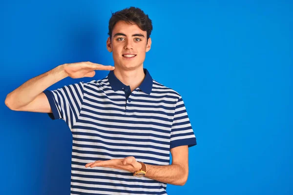 Niño Adolescente Con Camiseta Casual Pie Sobre Fondo Azul Aislado — Foto de Stock