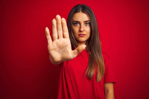 Joven Hermosa Mujer Con Camiseta Pie Sobre Fondo Rojo Aislado — Foto de Stock