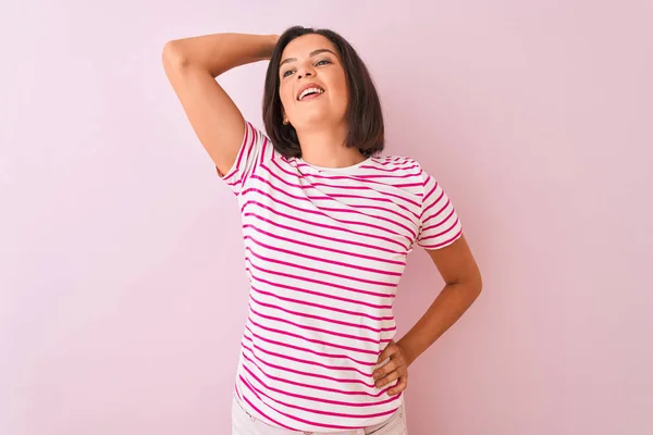 Jonge Mooie Vrouw Dragen Gestreepte Shirt Staan Geïsoleerde Roze Achtergrond — Stockfoto