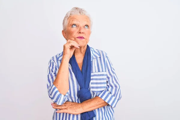 Yaşlı Gri Saçlı Mavi Çizgili Gömlekli Bir Kadın Zole Edilmiş — Stok fotoğraf