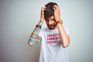 Bel tişörtlü genç adam izole edilmiş beyaz arka plan üzerinde duruyor. Ağrı ve migren yüzünden baş ağrısı ve stres altında. Ellerini başının üstüne koy..