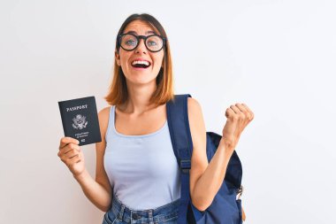 Güzel, kızıl saçlı, sırt çantası takan ve elinde Amerika Birleşik Devletleri pasaportu olan bir kadın zafer ve başarıyı haykırıyor. Çok heyecanlı, coşkulu.