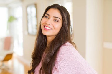 Güzel esmer kadın neşeli, mutlu ve POS görünümlü gülümseyen