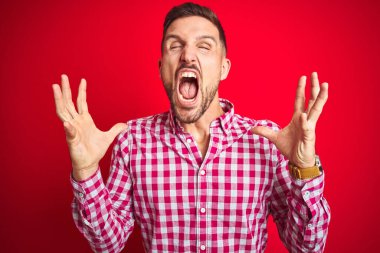 Kızıl ötesi yakışıklı adam, başarı için çılgınca ve çılgınca kutlama yapıyor kollarını kaldırmış, gözlerini kapatmış heyecanlı çığlıklar atıyor. Kazanan konsept