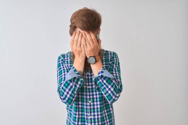 İzole edilmiş beyaz arka plan üzerinde günlük gömlek ve güneş gözlüğü takan genç kızıl saçlı adam ve ağlarken suratını ellerle kapatan üzgün yüz ifadesi. Depresyon kavramı.