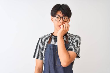 Önlük takan Çinli barmen ve gözlüklü adam izole edilmiş beyaz arka plan üzerinde gergin ve gergin görünüyor. Endişe sorunu.