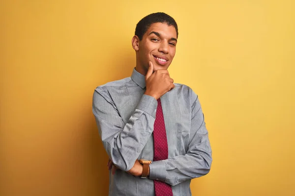 Joven Hombre Negocios Árabe Guapo Con Camisa Corbata Sobre Fondo — Foto de Stock