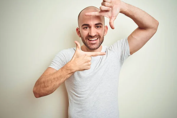 Joven Calvo Con Barba Vistiendo Camiseta Blanca Casual Sobre Fondo —  Fotos de Stock