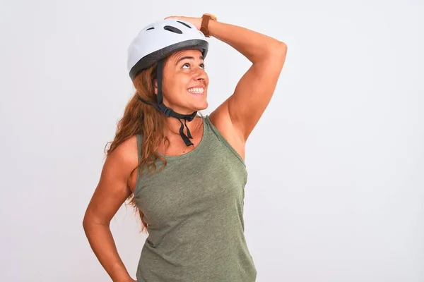 中年骑自行车的女性 头戴安全帽 身披孤独寂寞的背景 自信地微笑着 手举着手触摸着头发 摆出迷人而时尚的架势 — 图库照片