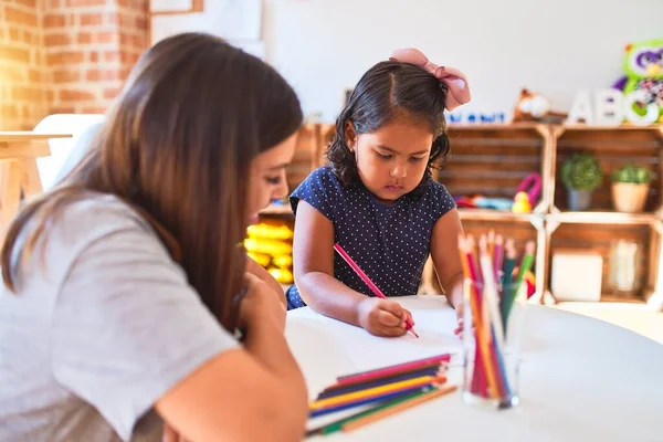 Beautiful Teacher Toddler Girl Drawing Draw Using Colored Pencils Kindergarten — ストック写真