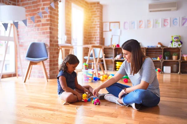 Mooie Leraar Peuter Meisje Spelen Met Trein Kleuterschool — Stockfoto