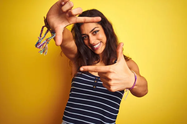 Joven Hermosa Mujer Con Camiseta Rayas Pie Sobre Fondo Amarillo —  Fotos de Stock