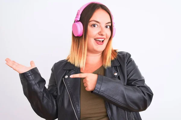 Ung Vacker Kvinna Lyssnar Musik Med Hörlurar Över Isolerad Vit — Stockfoto