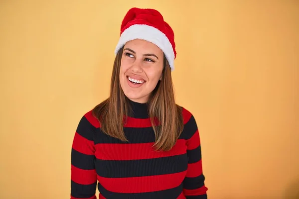 Joven Hermosa Mujer Oliendo Feliz Usando Suéter Rayas Sombrero Santa — Foto de Stock