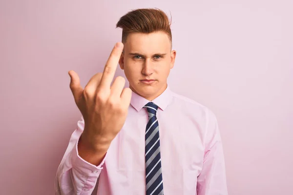 Jovem Empresário Bonito Vestindo Camisa Gravata Sobre Fundo Rosa Isolado — Fotografia de Stock