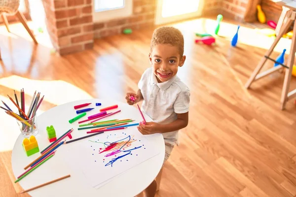 Prachtige Afrikaanse Amerikaanse Peuter Tekening Met Behulp Van Papier Marker — Stockfoto