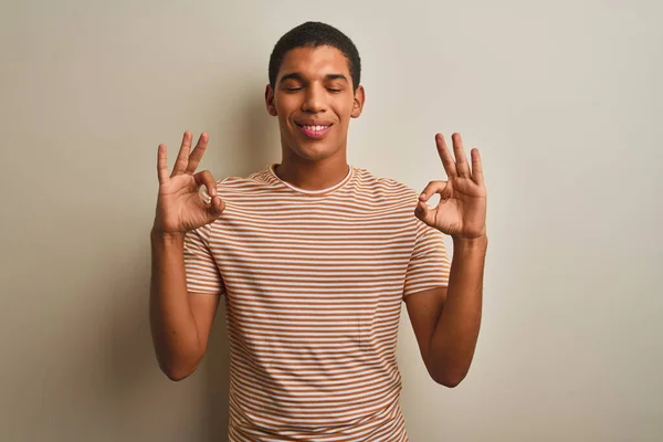 Jonge Knappe Arabische Man Draagt Gestreept Shirt Geïsoleerde Witte Achtergrond — Stockfoto