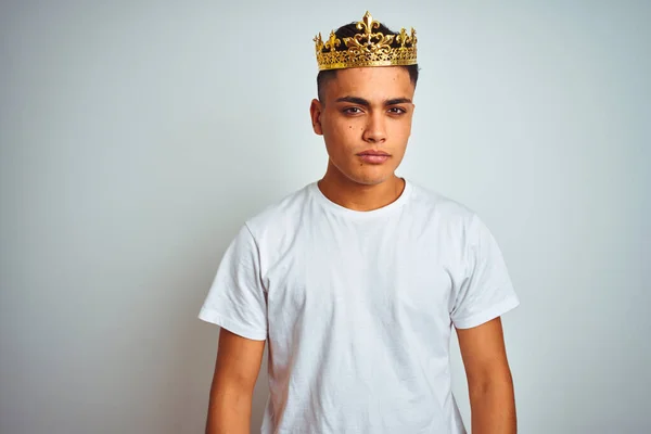 Kral Tacı Takan Genç Brezilyalı Adam Izole Edilmiş Beyaz Arka — Stok fotoğraf