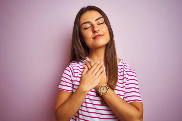 Joven Hermosa Mujer Con Camiseta Rayas Pie Sobre Fondo Rosa — Foto de Stock