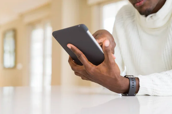 Close Van Afrikaanse Zakenman Met Behulp Van Touchpad Tablet Werken — Stockfoto