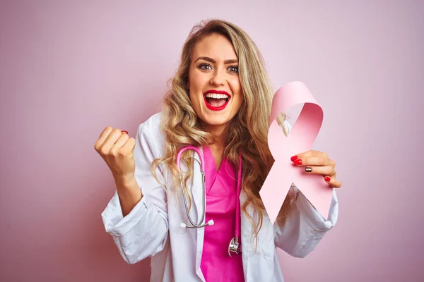 Junge Schöne Ärztin Mit Krebsband Vor Rosa Isoliertem Hintergrund Schreit — Stockfoto