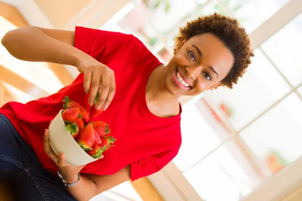 Mooie Jonge Afrikaanse Vrouw Met Afro Haar Eten Van Verse — Stockfoto