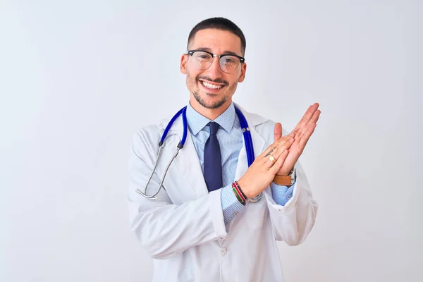 Jeune Médecin Homme Portant Stéthoscope Sur Fond Isolé Applaudissements Applaudissements — Photo