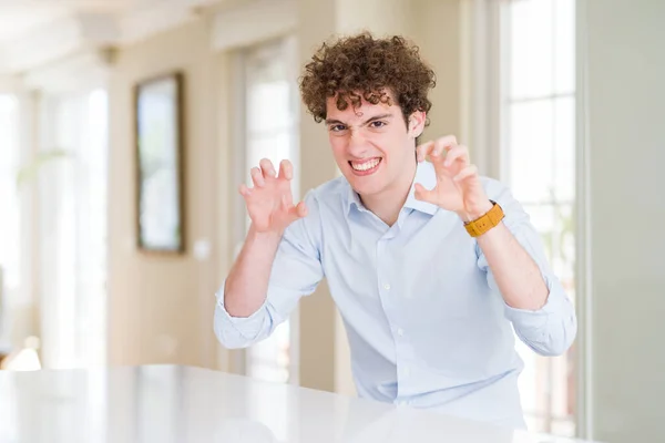 Junger Geschäftsmann Mit Lockigem Lesekopf Lächelnd Lustig Dabei Krallengeste Als — Stockfoto