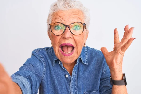 Donna Dai Capelli Grigi Che Indossa Camicia Occhiali Denim Fanno — Foto Stock