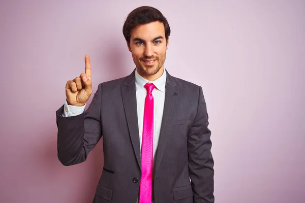 Fiatal Jóképű Üzletember Öltönyt Nyakkendőt Visel Elszigetelt Rózsaszín Háttér Felett — Stock Fotó