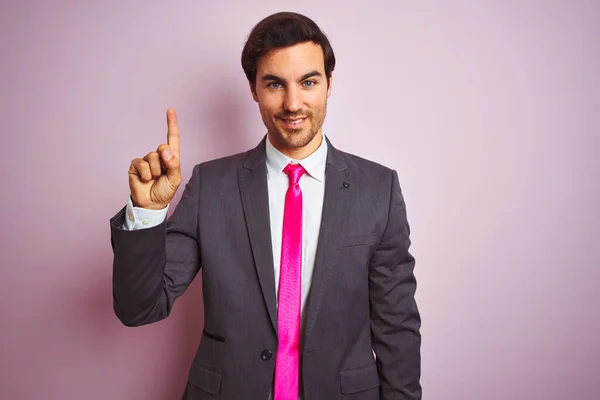 Joven Hombre Negocios Guapo Vistiendo Traje Corbata Pie Sobre Fondo — Foto de Stock