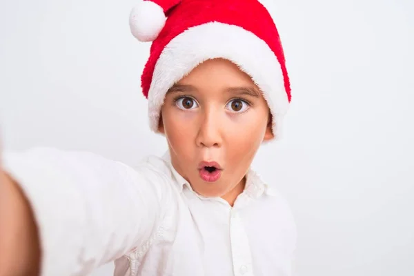 Όμορφο Παιδί Αγόρι Φορώντας Χριστούγεννα Σάντα Καπέλο Κάνει Selfie Πάνω — Φωτογραφία Αρχείου