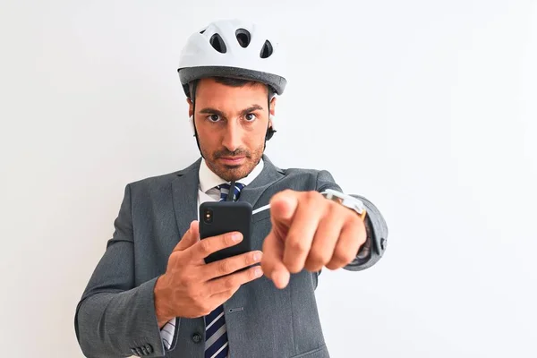 Jovem Homem Negócios Bonito Usando Capacete Bicicleta Usando Smartphone Sobre — Fotografia de Stock