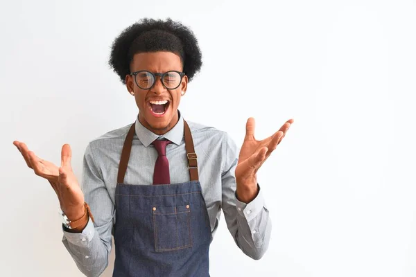 Ung Afrikansk Amerikansk Butiksägare Man Bär Förkläde Glasögon Över Isolerade — Stockfoto