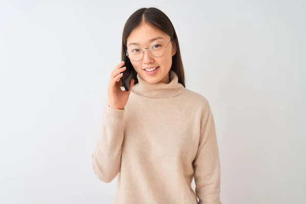 Молода Китайка Розмовляє Смартфоні Через Ізольоване Біле Тло Щасливою Прохолодною — стокове фото