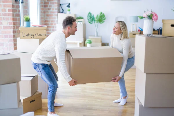 Young Beautiful Couple Moving Cardboard Boxes New Home — Stock Photo, Image