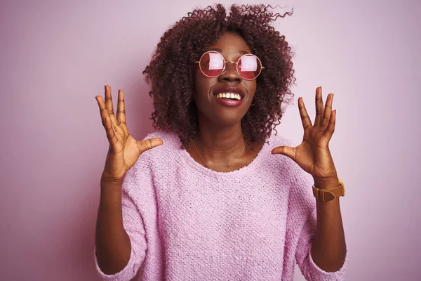 Junge Afrikanische Afro Frau Trägt Pullover Und Sonnenbrille Über Isoliertem — Stockfoto