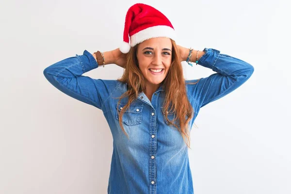 Ung Vacker Rödhårig Kvinna Bär Jul Hatt Över Isolerad Bakgrund — Stockfoto