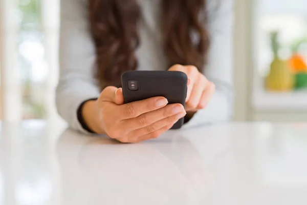 Close-up van de vrouw handen met behulp van smartphone — Stockfoto