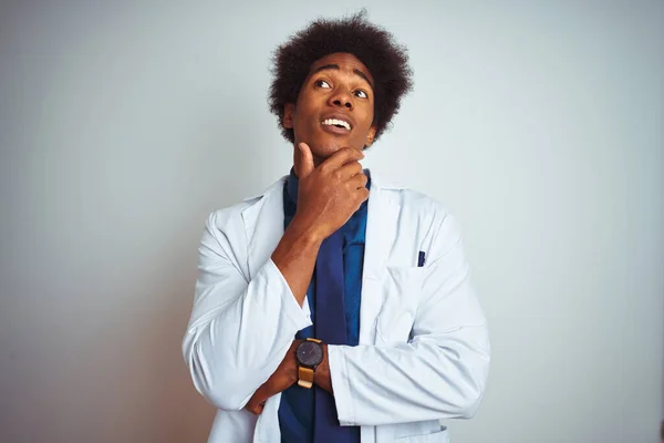 Genç Afro Amerikan Doktor Ceketli Adam Soyutlanmış Beyaz Bir Altyapının — Stok fotoğraf