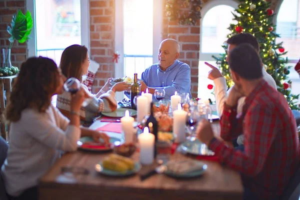 Belle Famille Souriante Heureuse Confiante Manger Dinde Rôtie Célébrant Noël — Photo